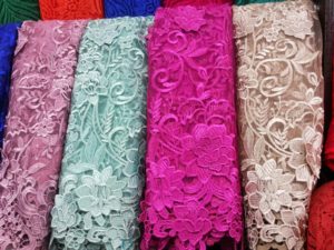 Bahan Brokat Membuat Pakaian Terlihat Mewah & Glamour