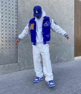 Varsity Jacket, Kaos Putih, dan Denim Jeans, jaket varsity kampus