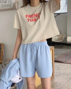 Kaos dan celana pendek, pakaian santai liburan